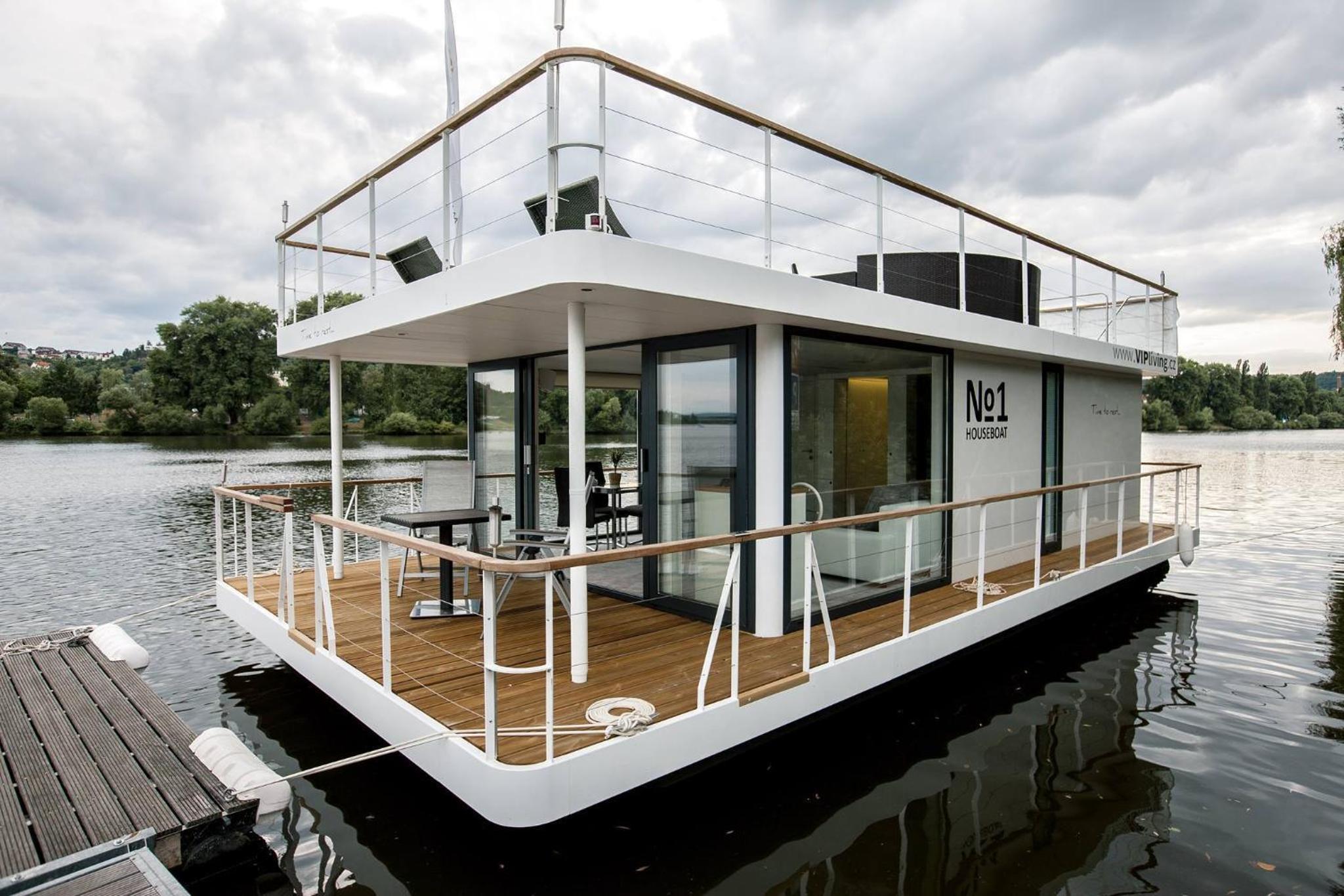 VIPliving Houseboat