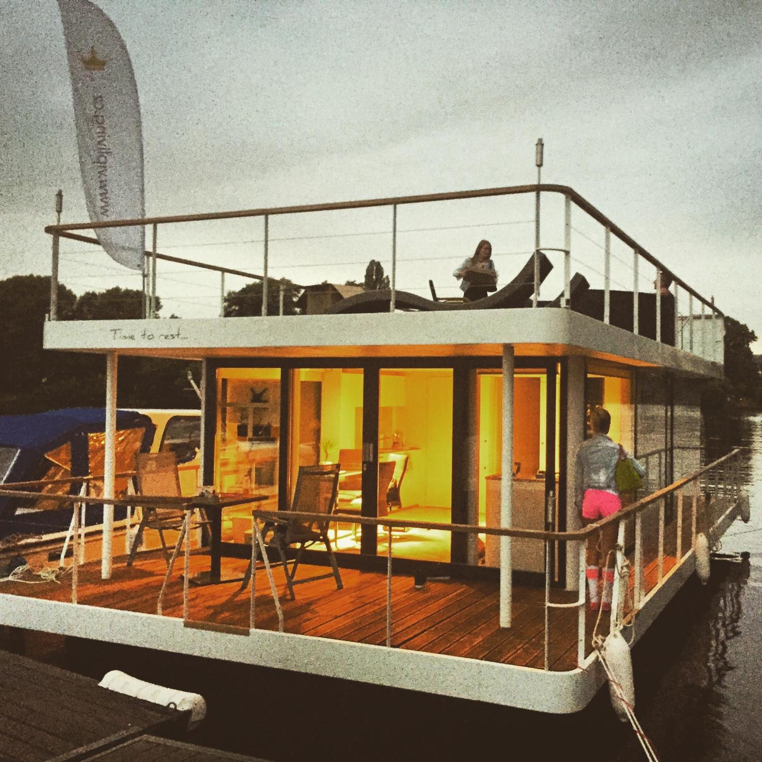 VIPliving Houseboat