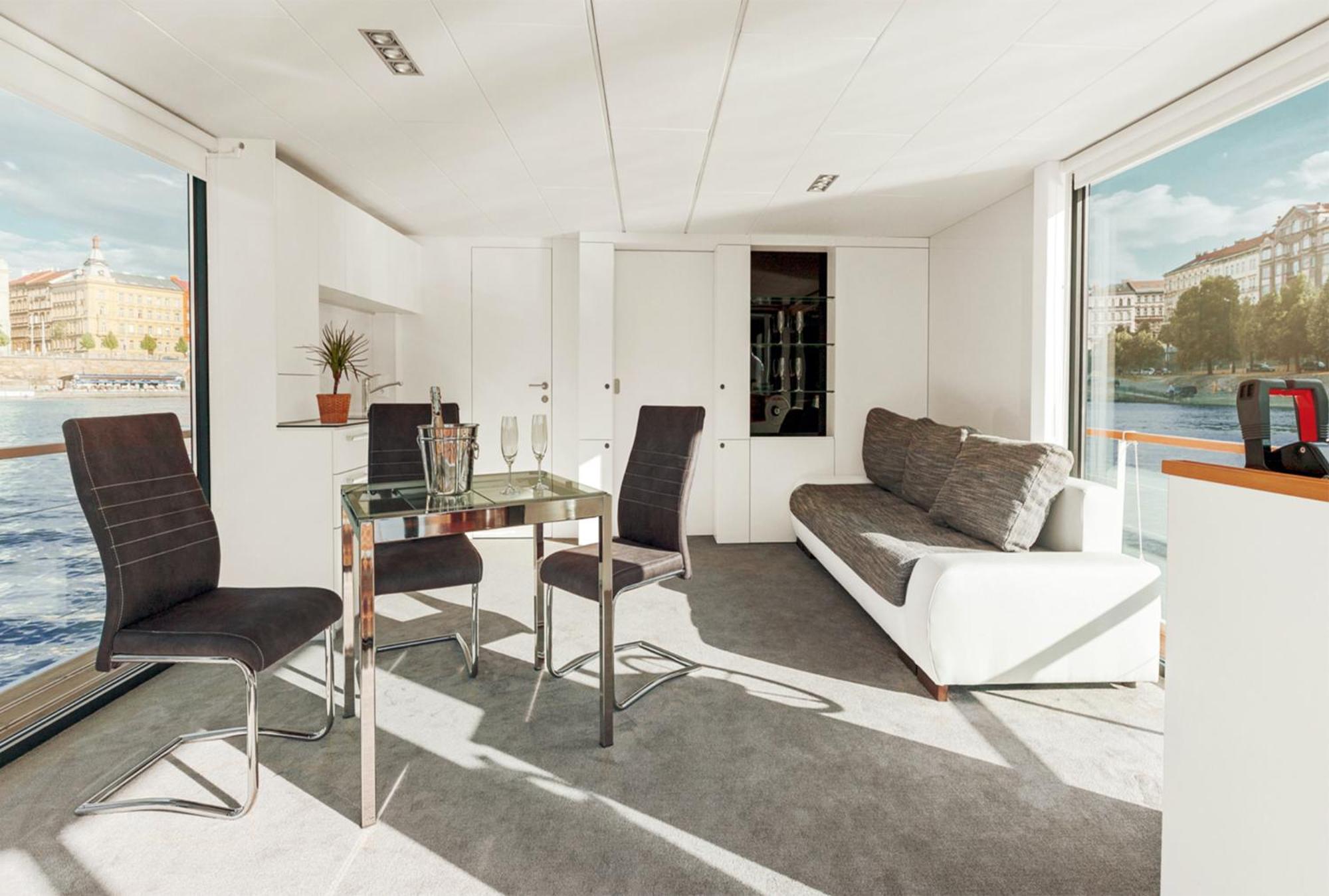 VIPliving Houseboat