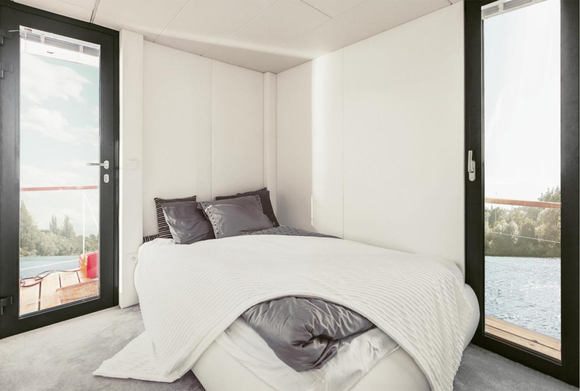 VIPliving Houseboat