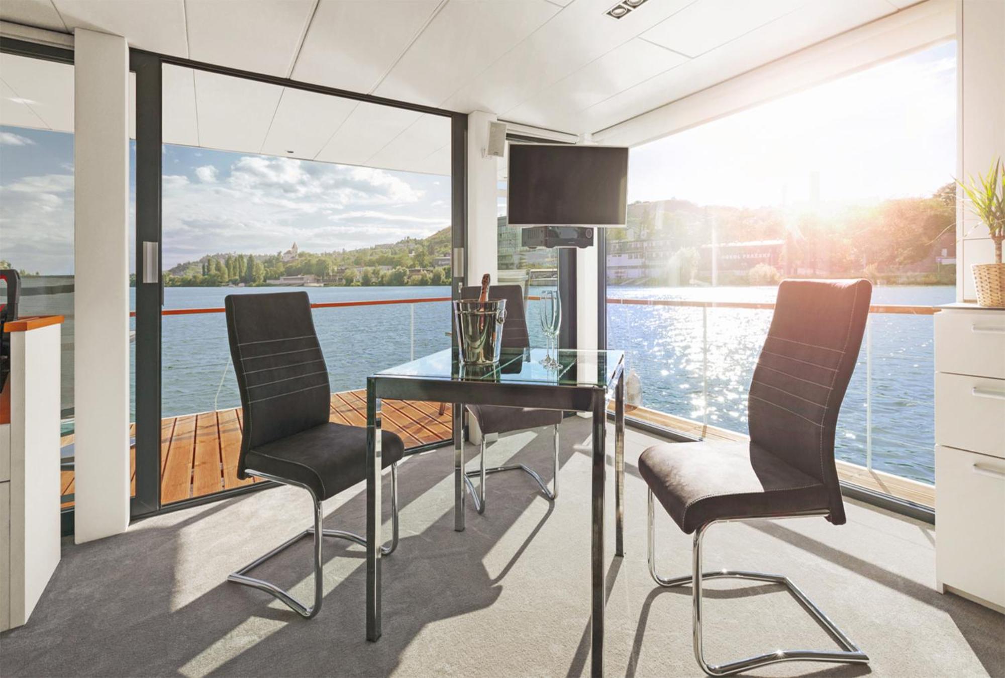 VIPliving Houseboat