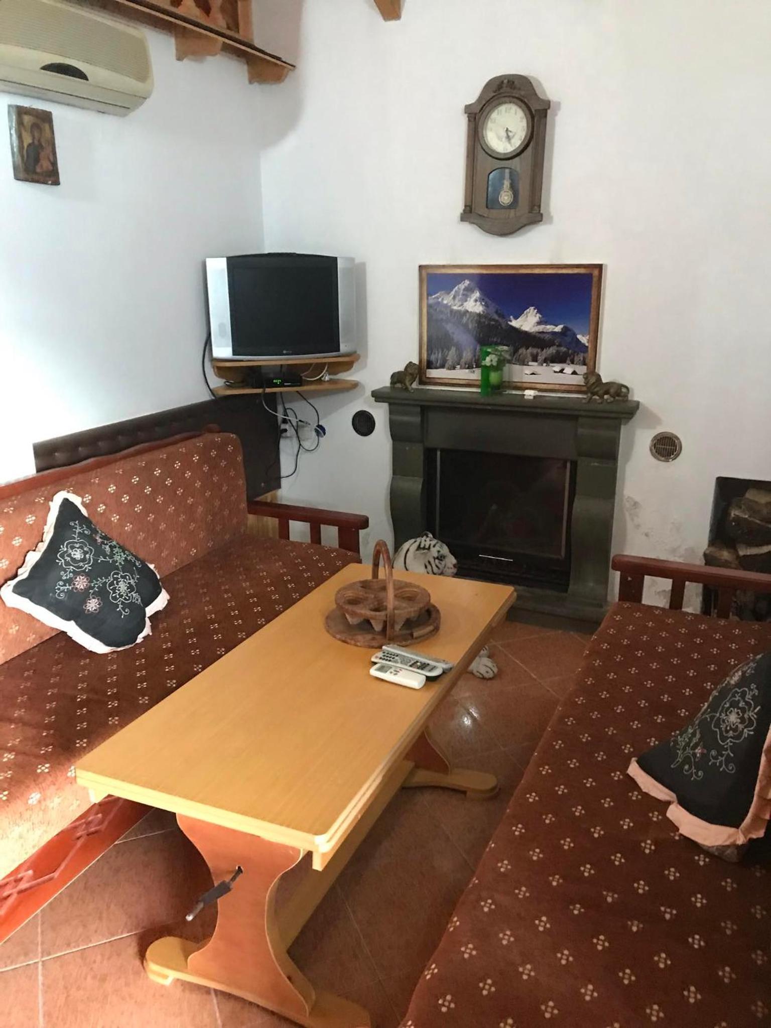 Bujtina Anesi