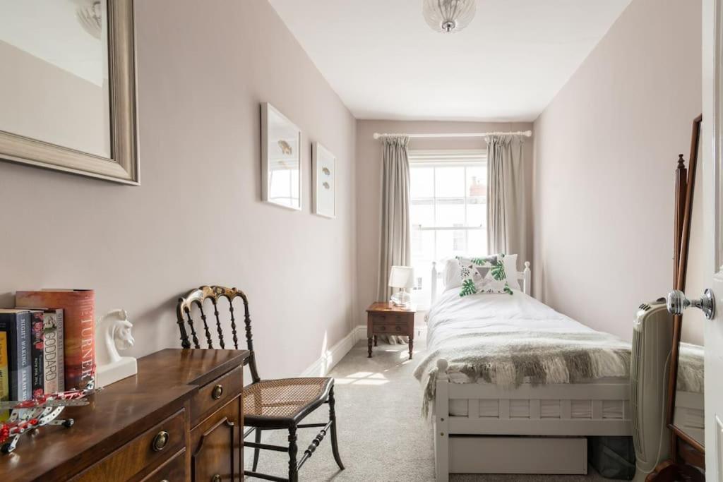 Four bedroom townhouse in famous Suffolks area view 2