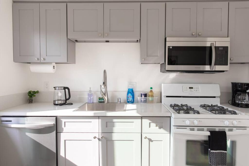 2BD/2BA Apartment in DT ALhambra view 3