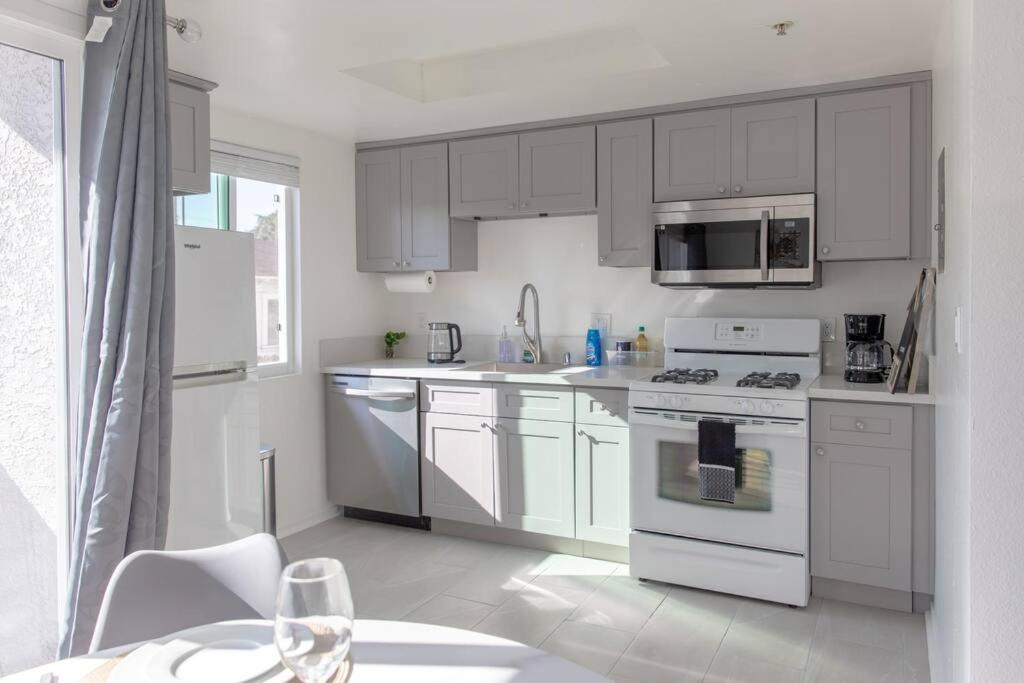 2BD/2BA Apartment in DT ALhambra view 4