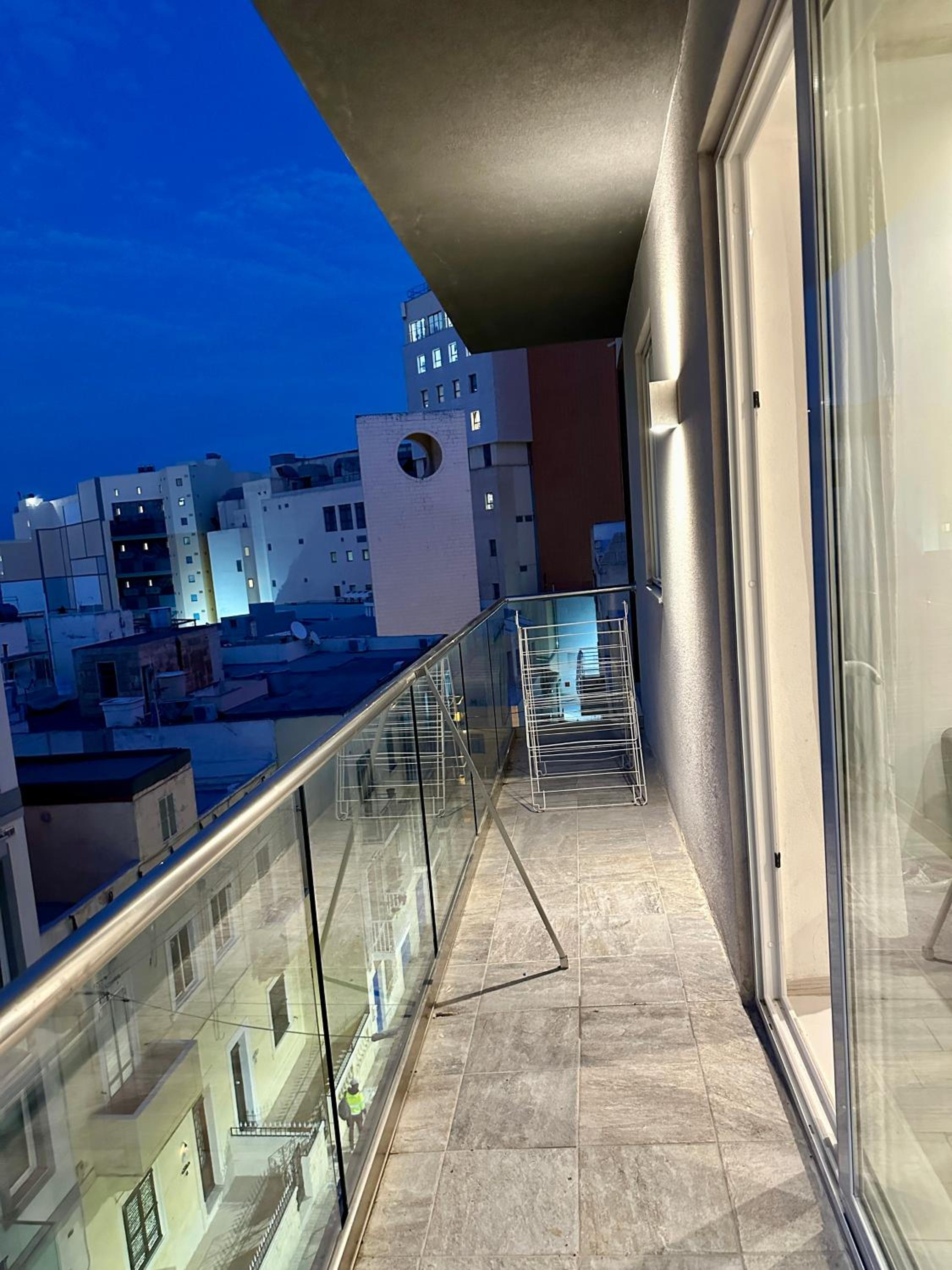 Heart of the Paceville Modern Apartment! photo 4