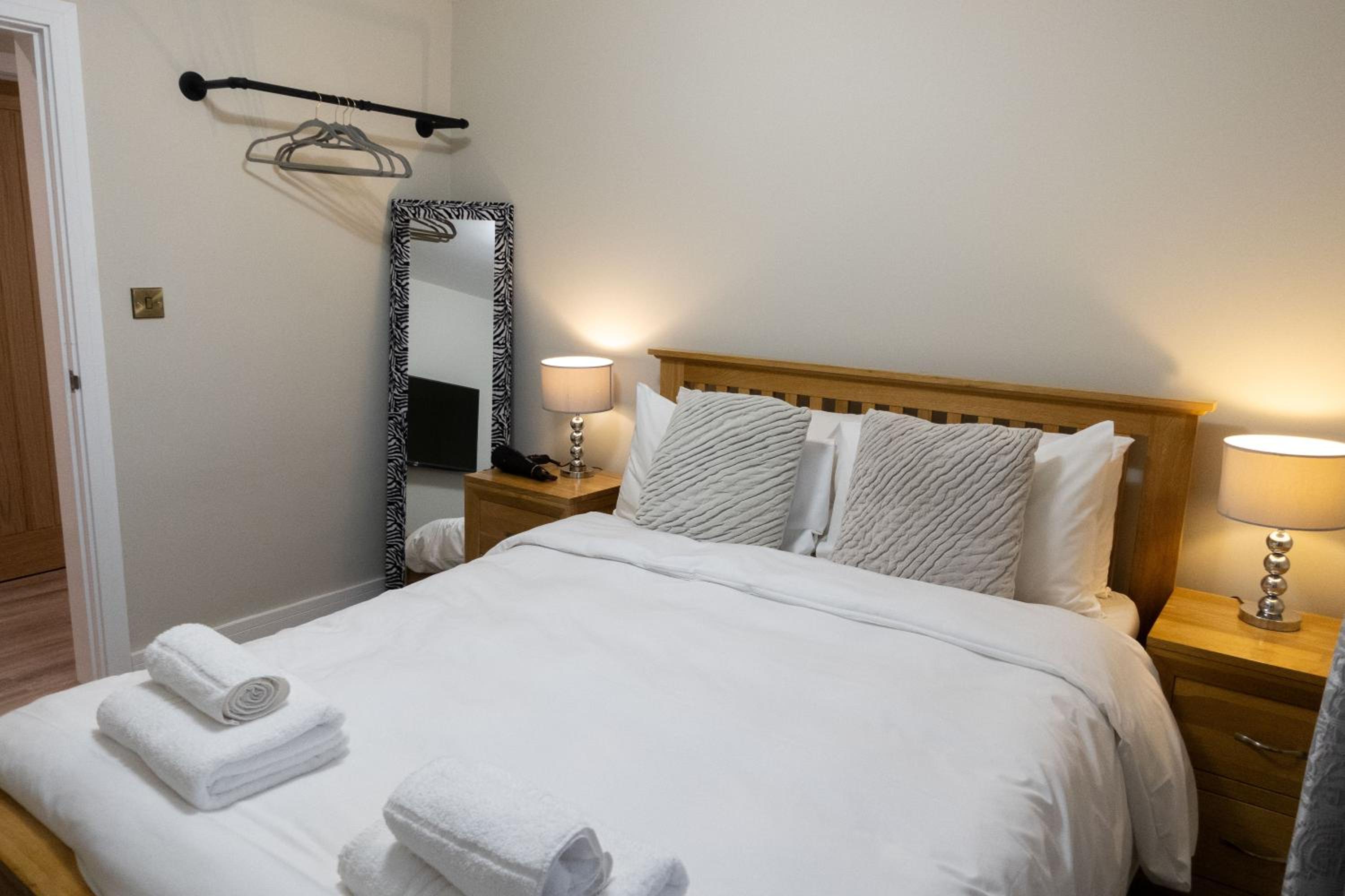 Contemporary new build with parking & garden in central location