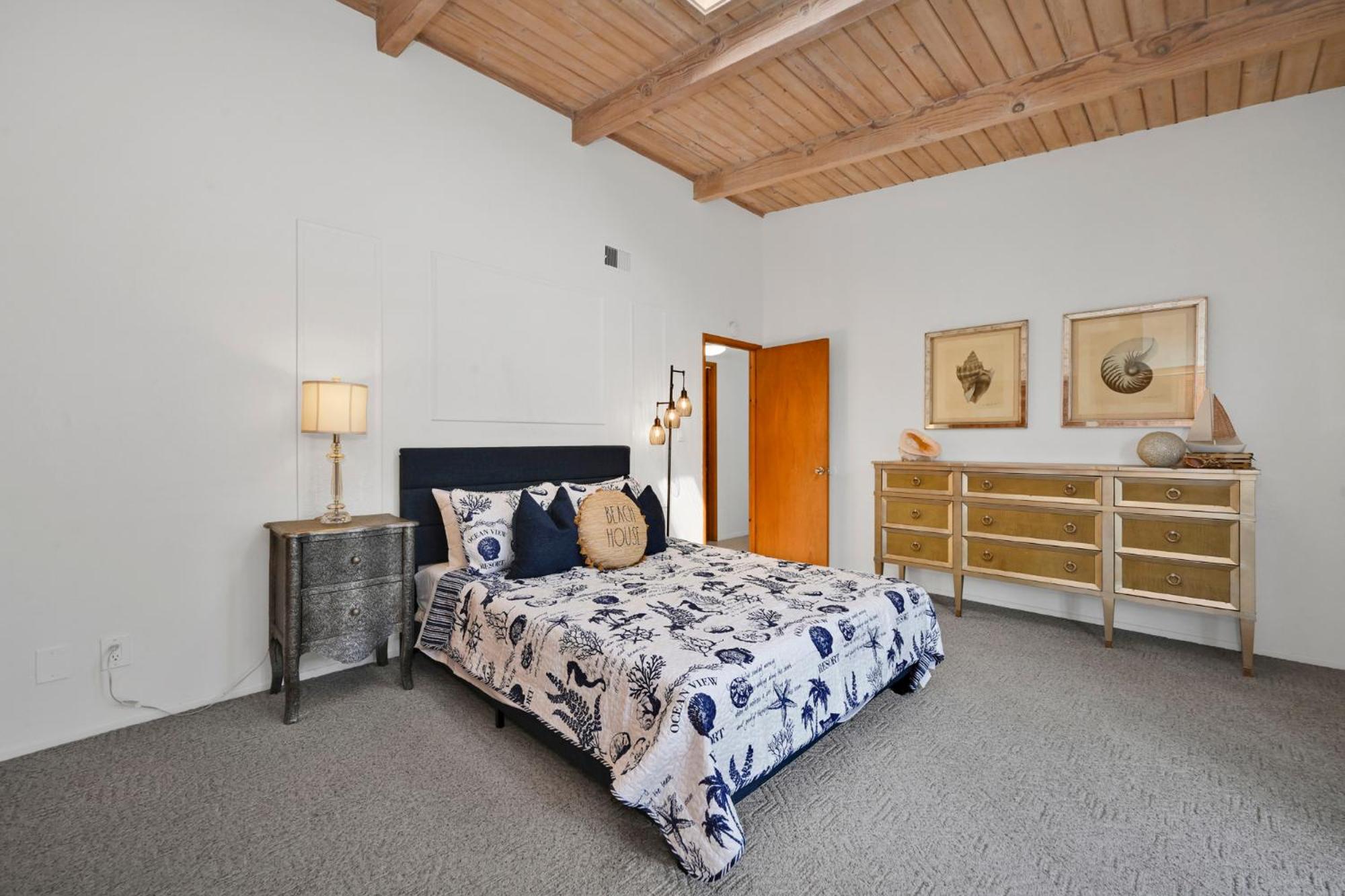 2 bedroom close to the beach on 65th St