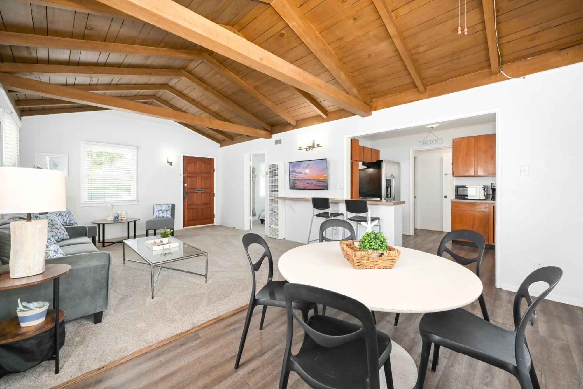 2 Bedroom steps to the beach in West Newport view 5