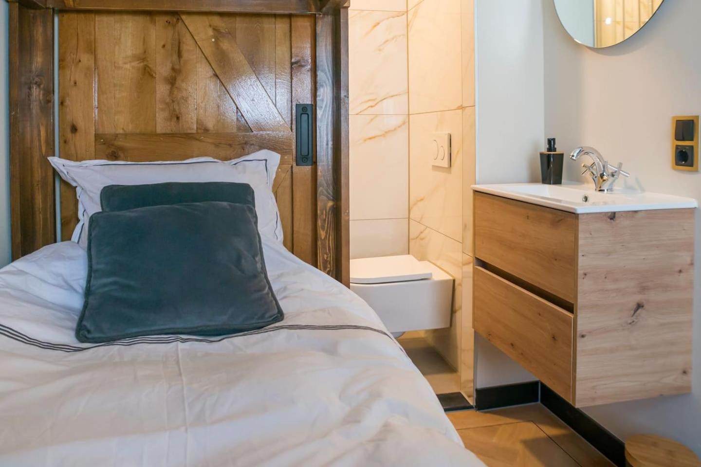 Petite Room with WiFi, AC, and Shared Kitchen view 4