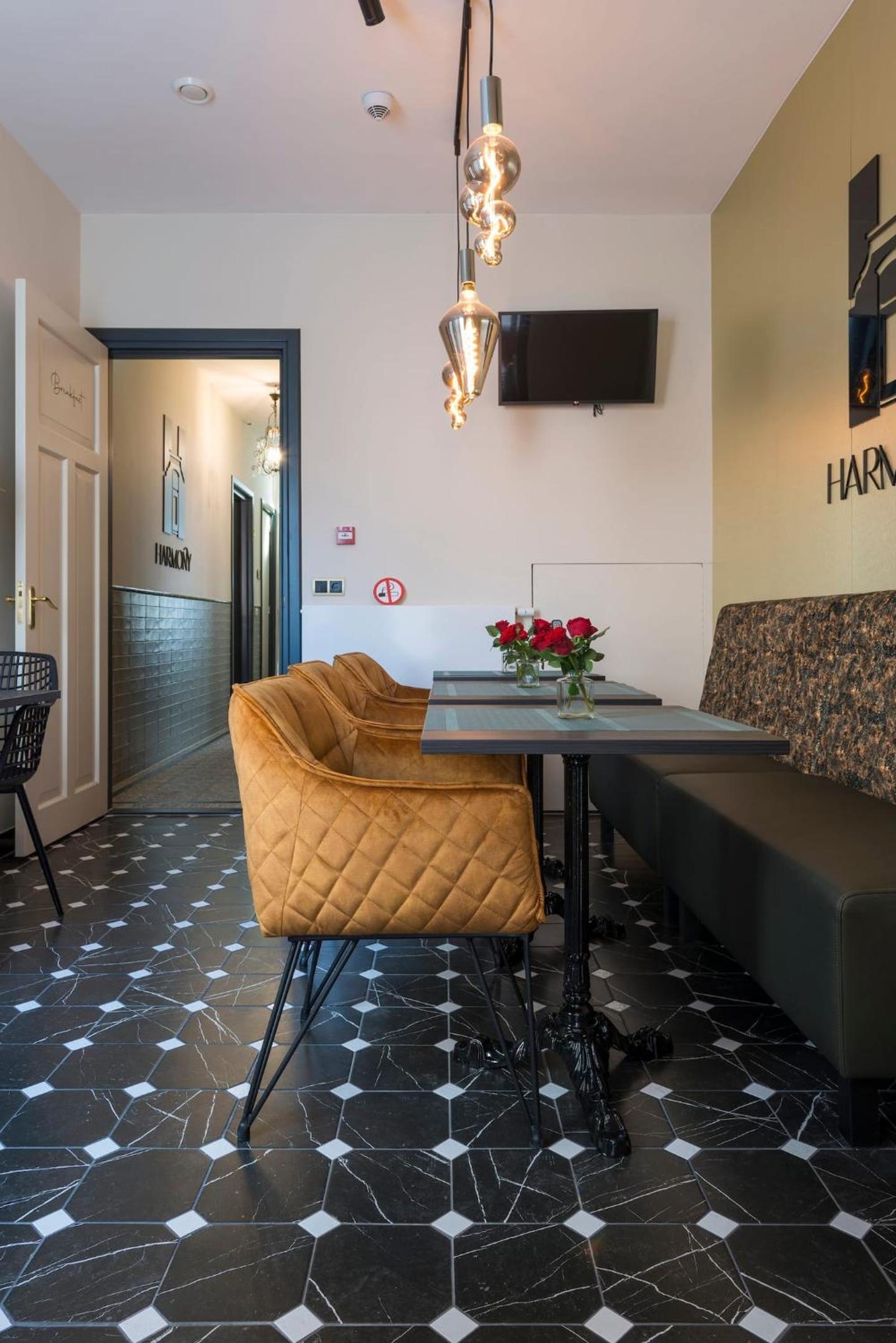 Petite Room with WiFi, AC, and Shared Kitchen view 5
