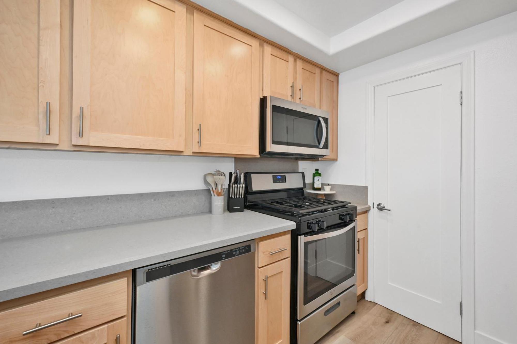 6 Bedroom Duplex near the Balboa Pier and Fun Zone with AC view 2