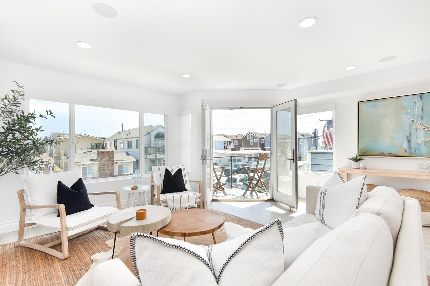 Luxury 3 Bedroom walk to Beach & Pier view 4