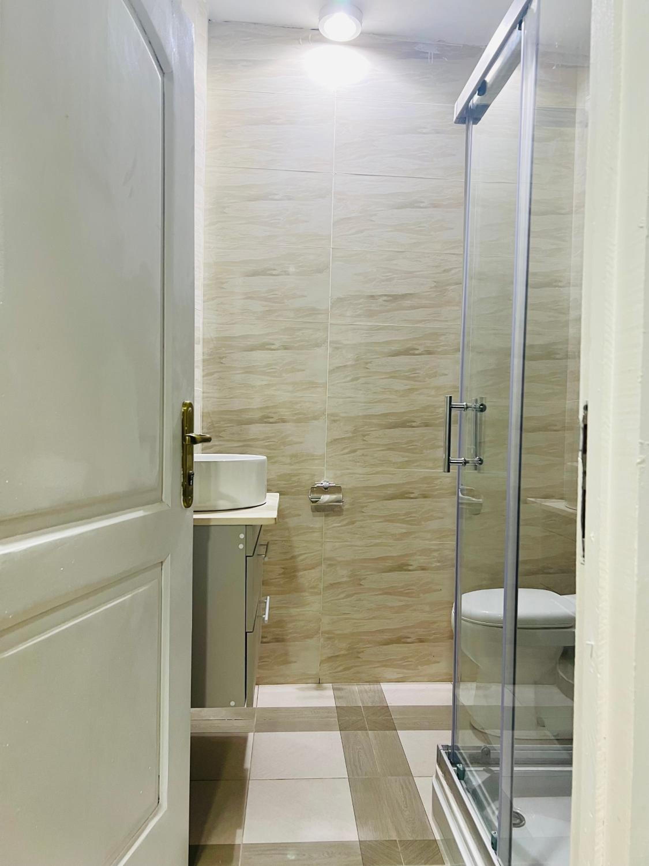 Short And Long Stay Six Bedroom Apartment view 4