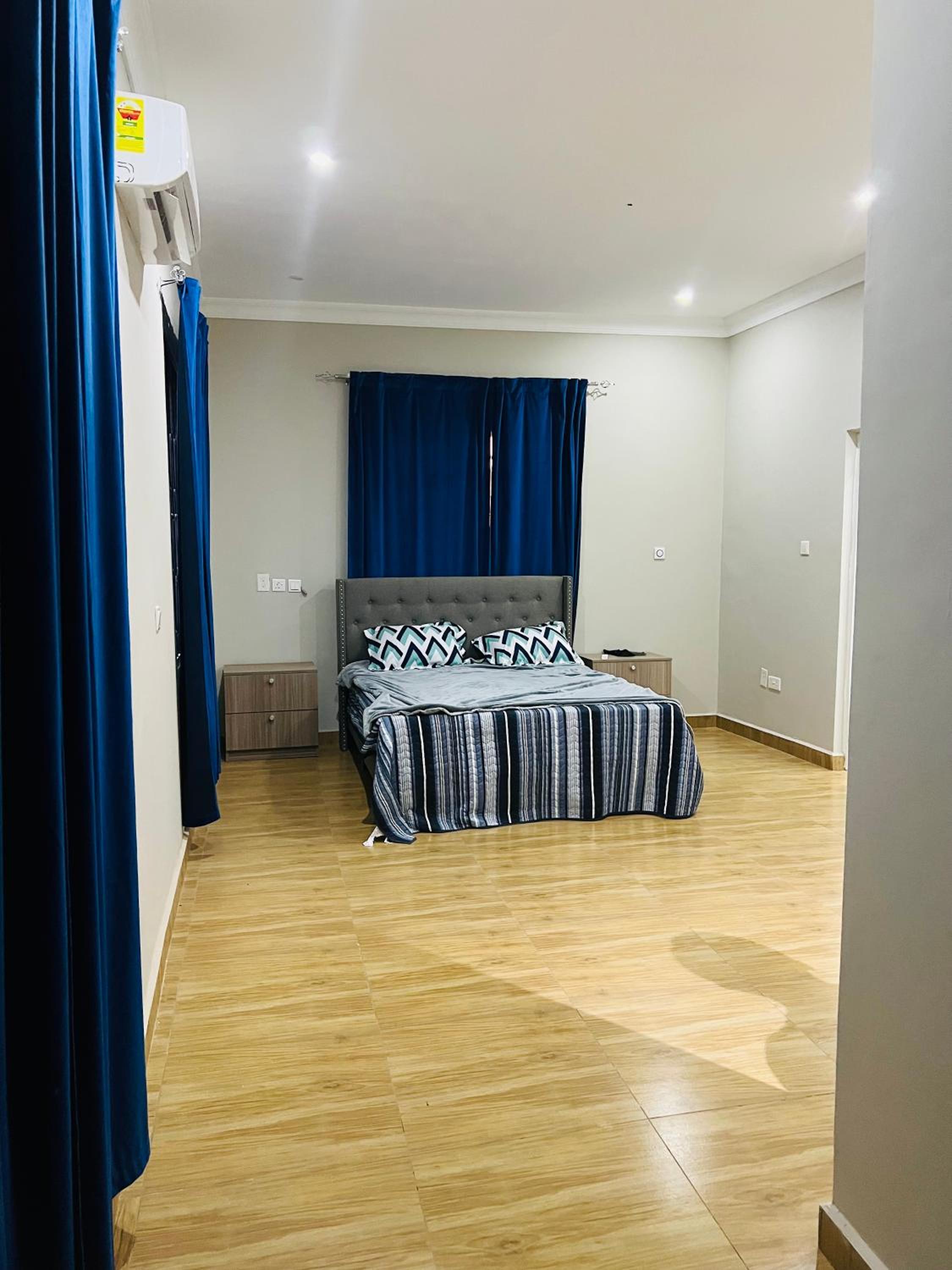 Short And Long Stay Six Bedroom Apartment view 5