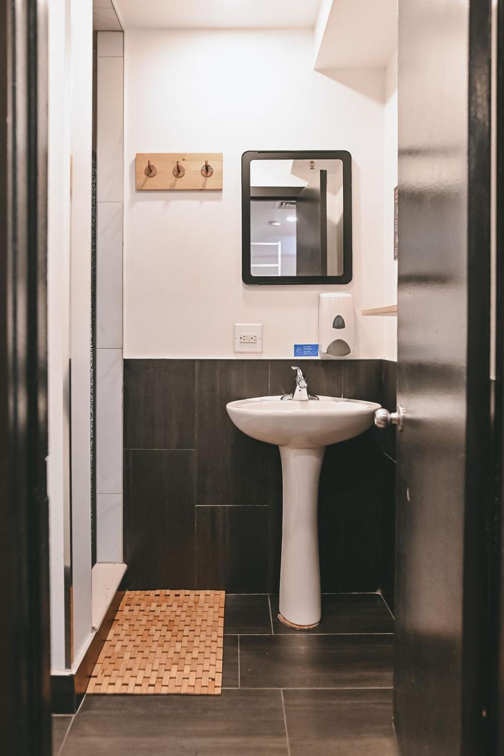 Auberge Saintlo Montréal Hostel