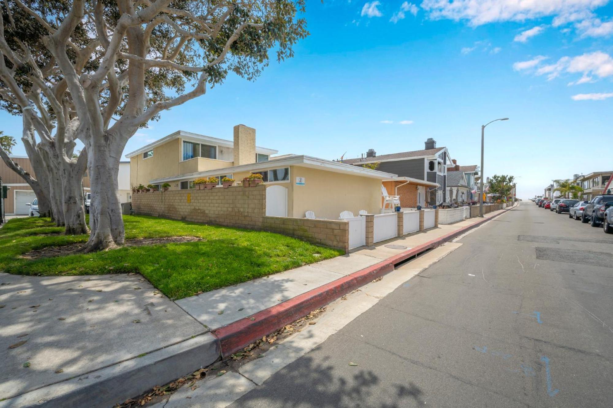 2 Bedroom Upstairs Apt 1 block from the beach! view 5