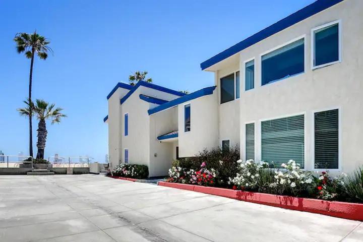 7 Bedroom Oceanfront Home & Back House view 3