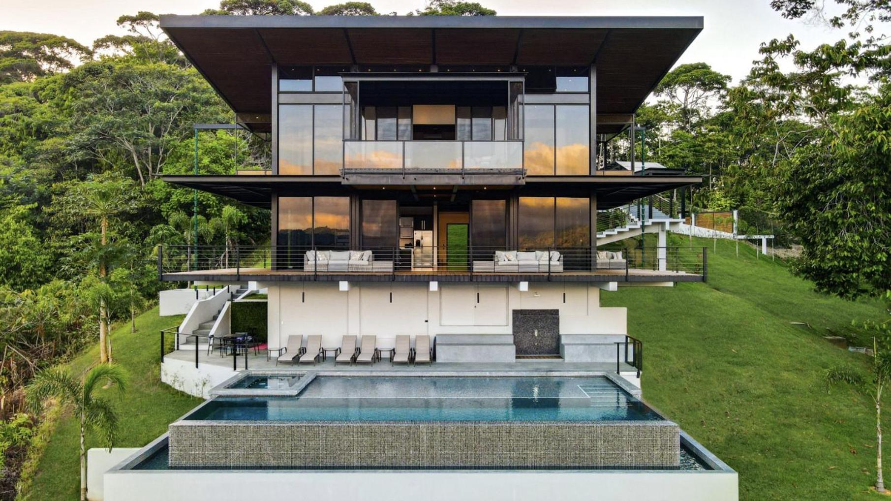 Odyssey Villa, 3 bedrooms with Pool!