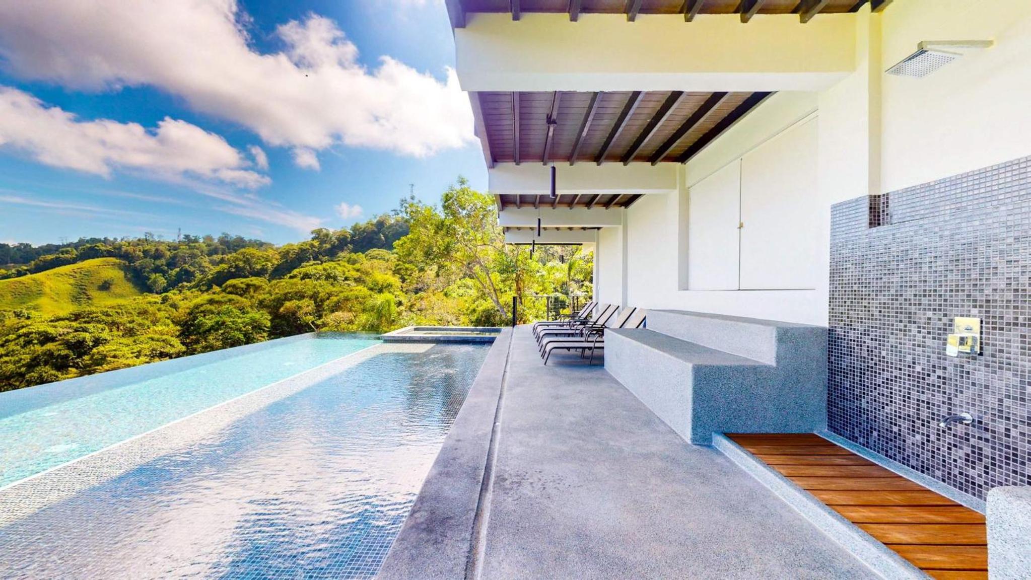 Odyssey Villa, 3 bedrooms with Pool!
