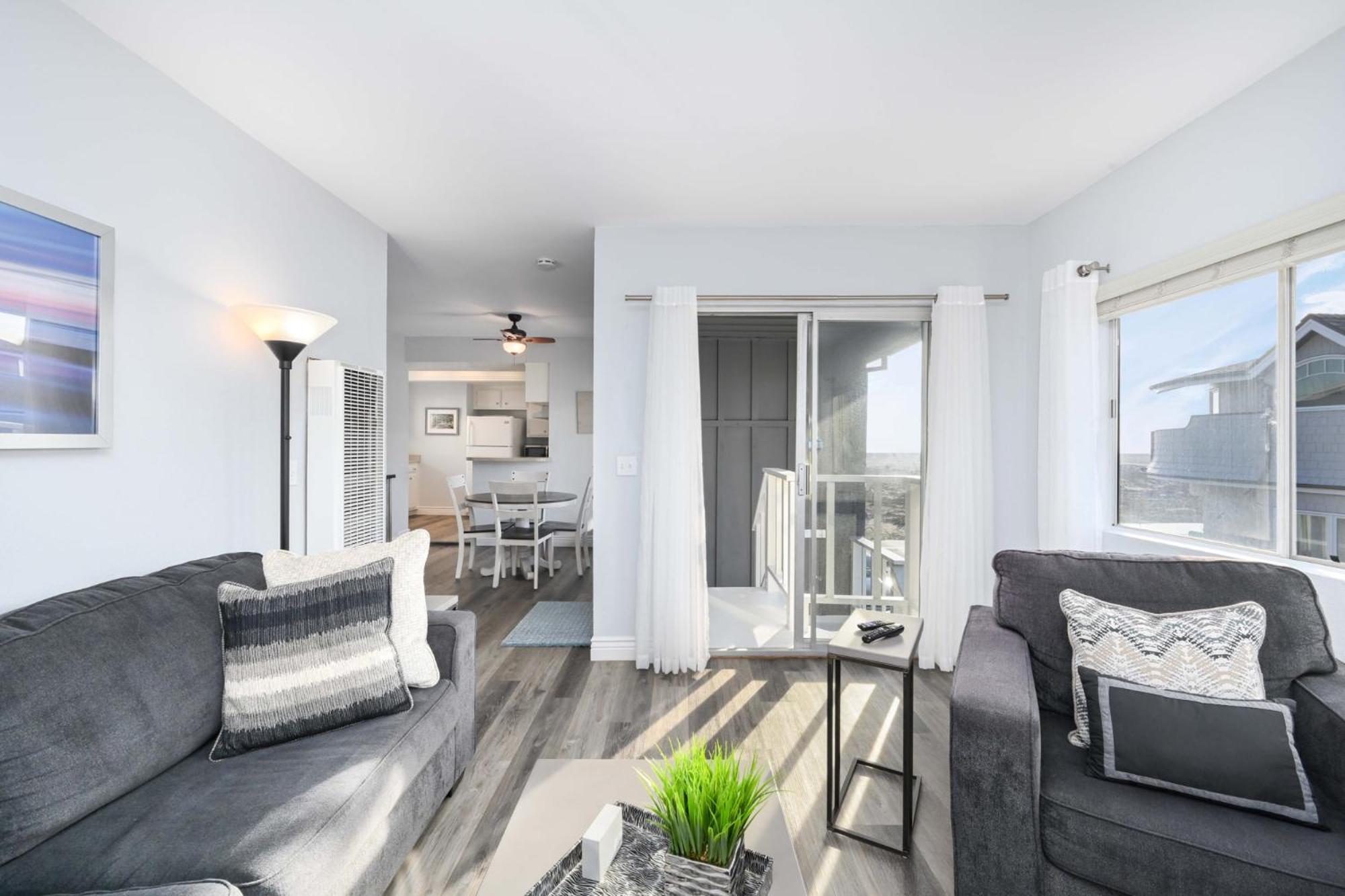 5 Bedroom Duplex on the Boardwalk next to Balboa Pier view 4