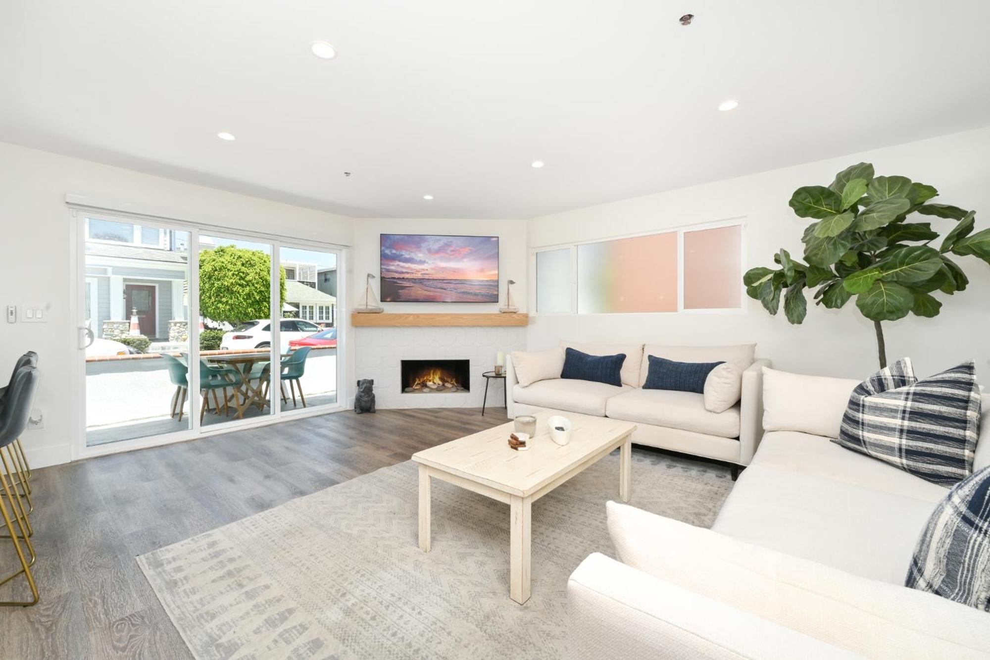 3 Bedroom Renovated Condo on Balboa Island view 4