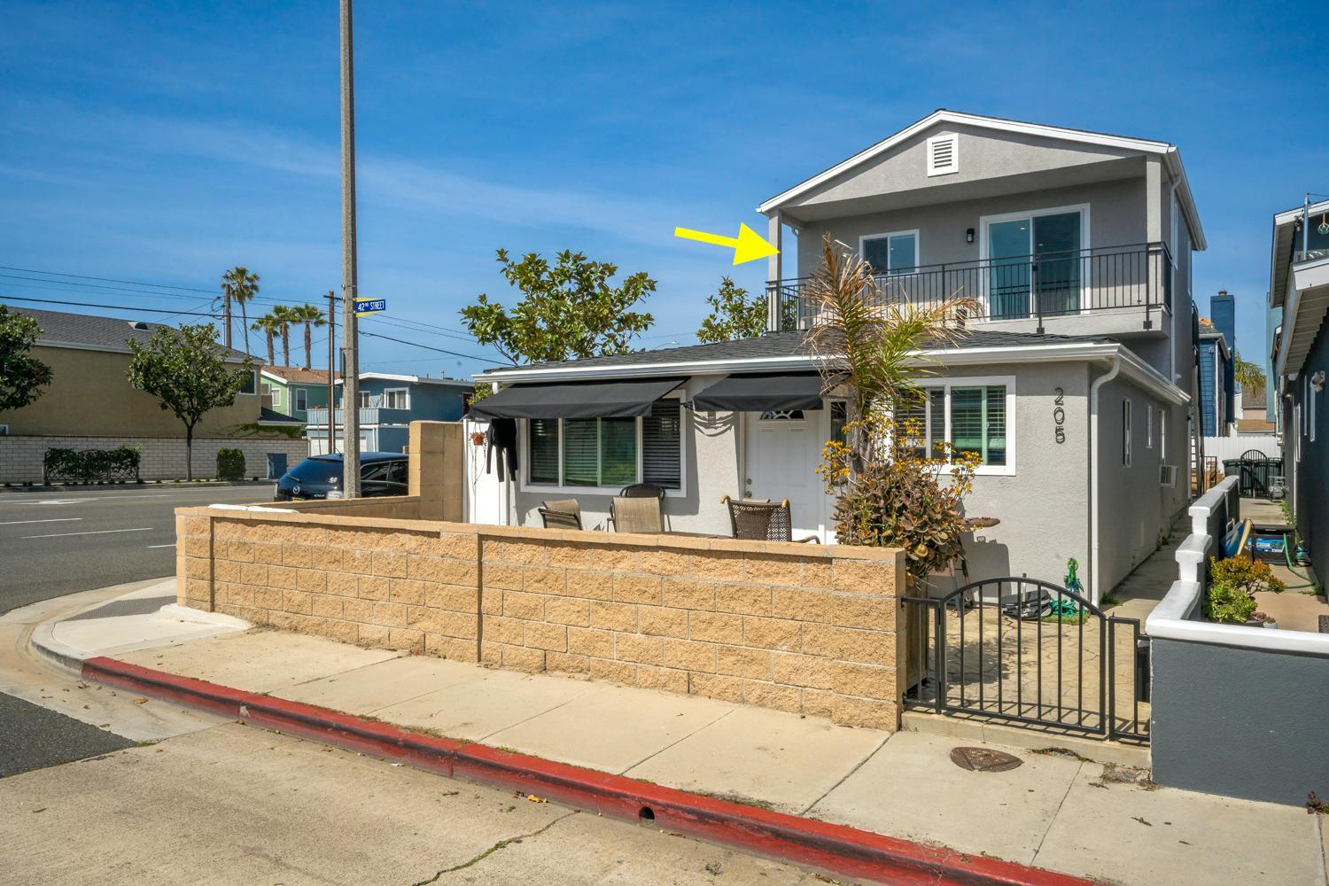 Remodeled - Modern - 2 Bedroom - Walk to the Beach view 2