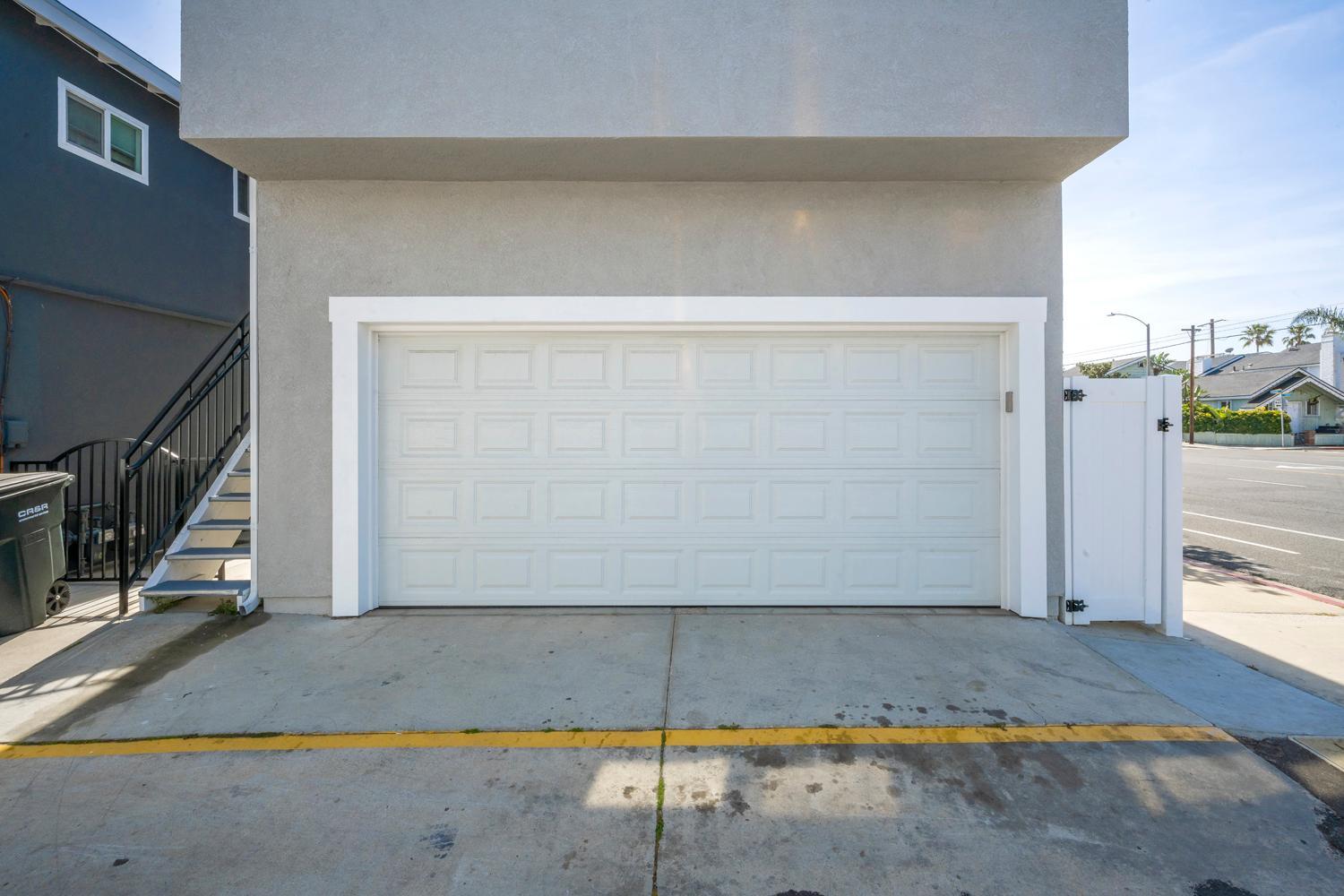 Remodeled - Modern - 2 Bedroom - Walk to the Beach view 3