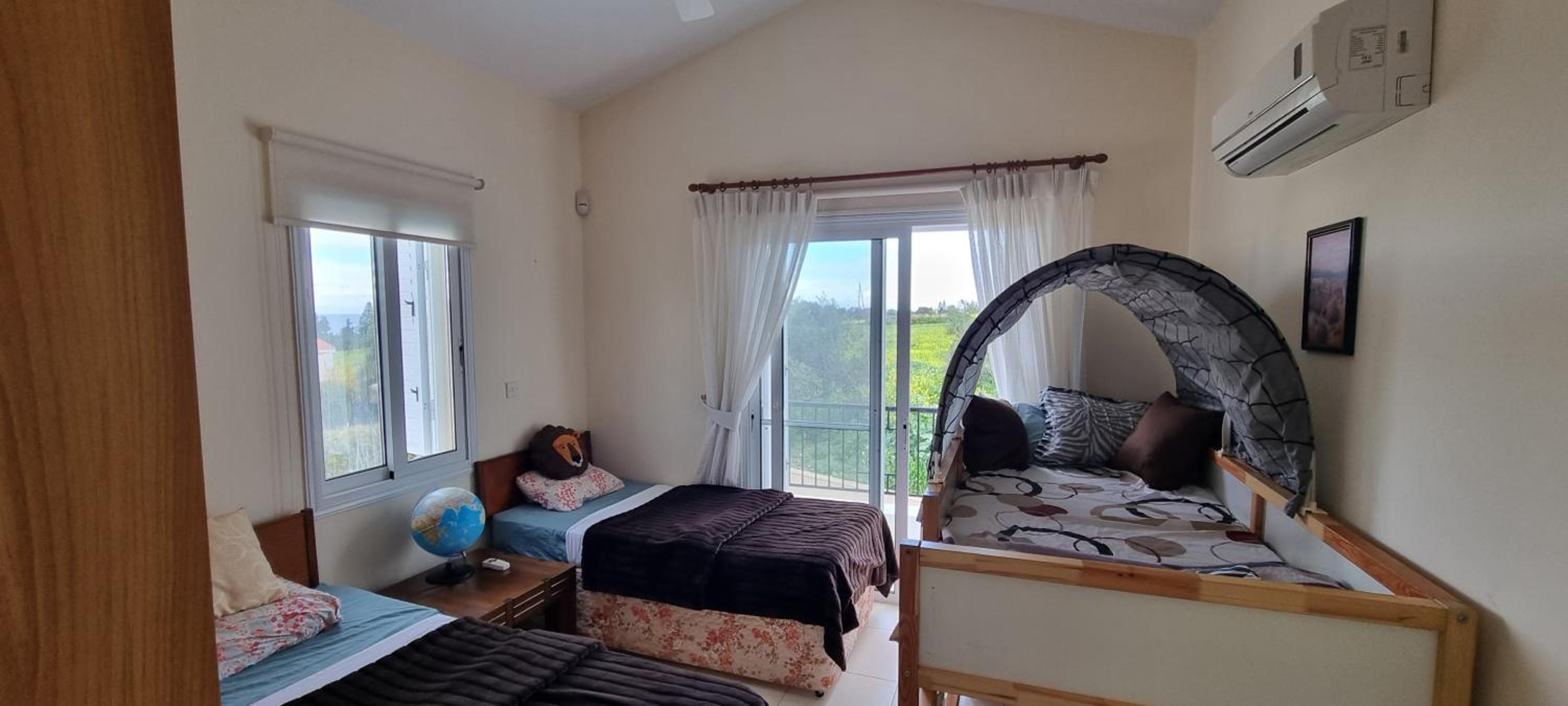 Fab Sea and Mountain View Villa, walking distance from the Sandy Beach