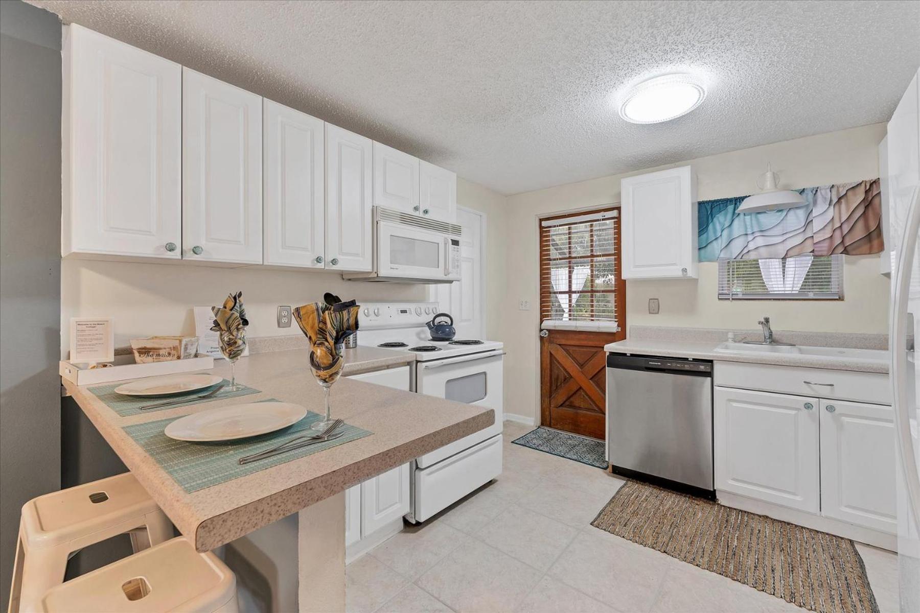 Beach Cottage with heated pool just off Siesta Key - Property Image 6
