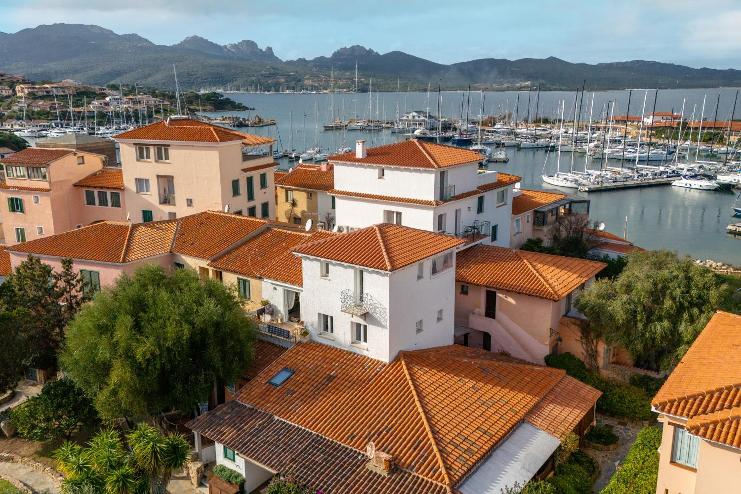 PORTO ROTONDO CENTRO LA TORRE SUL PORTO