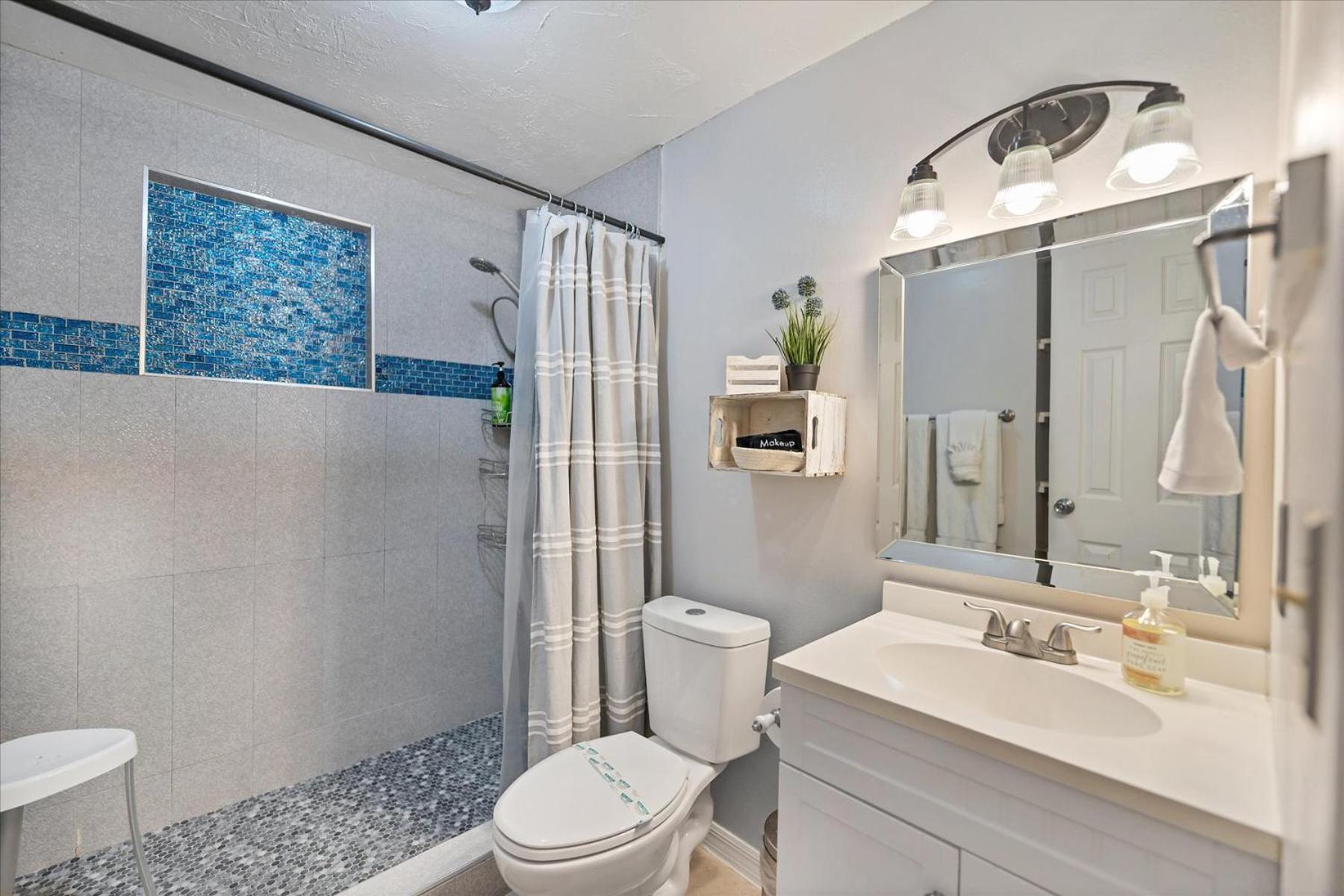 Beach Cottage with heated pool just off Siesta Key - Property Image 16