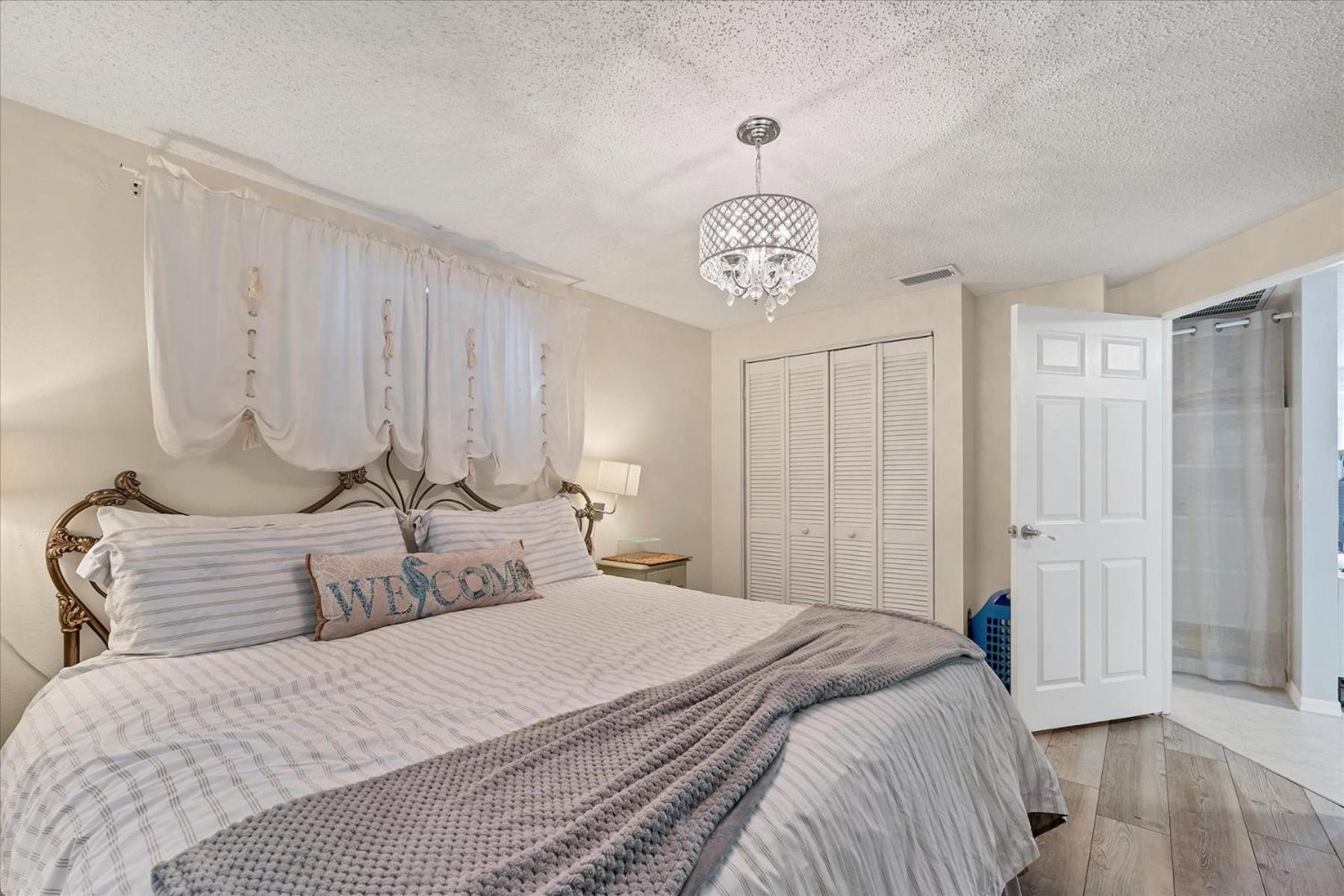 Beach Cottage with heated pool just off Siesta Key - Property Image 11