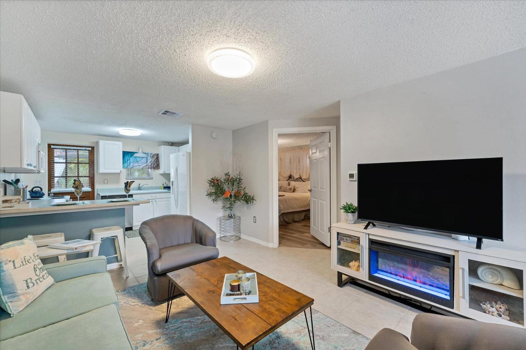 Beach Cottage with heated pool just off Siesta Key - Property Image 5