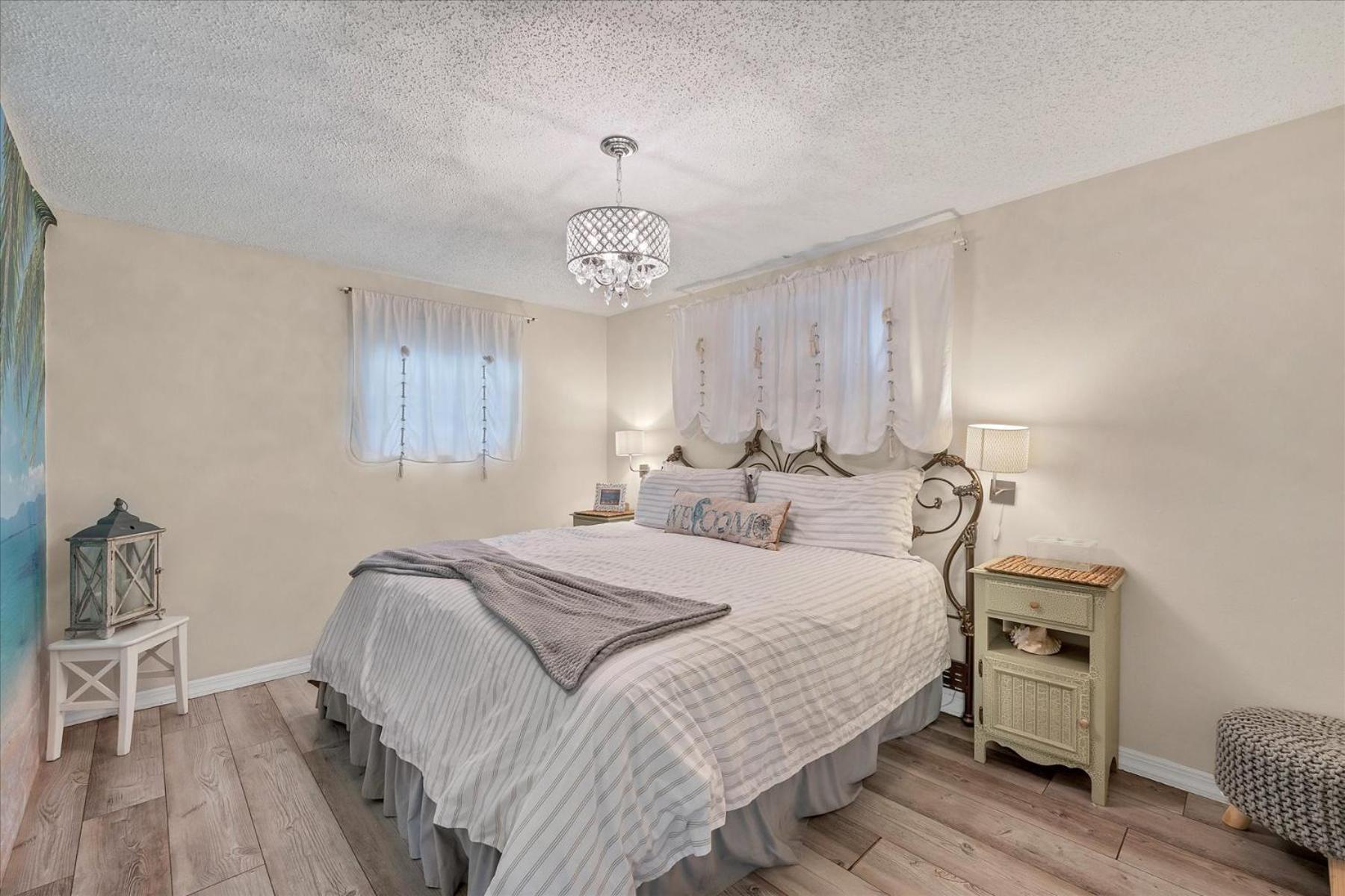 Beach Cottage with heated pool just off Siesta Key - Property Image 15