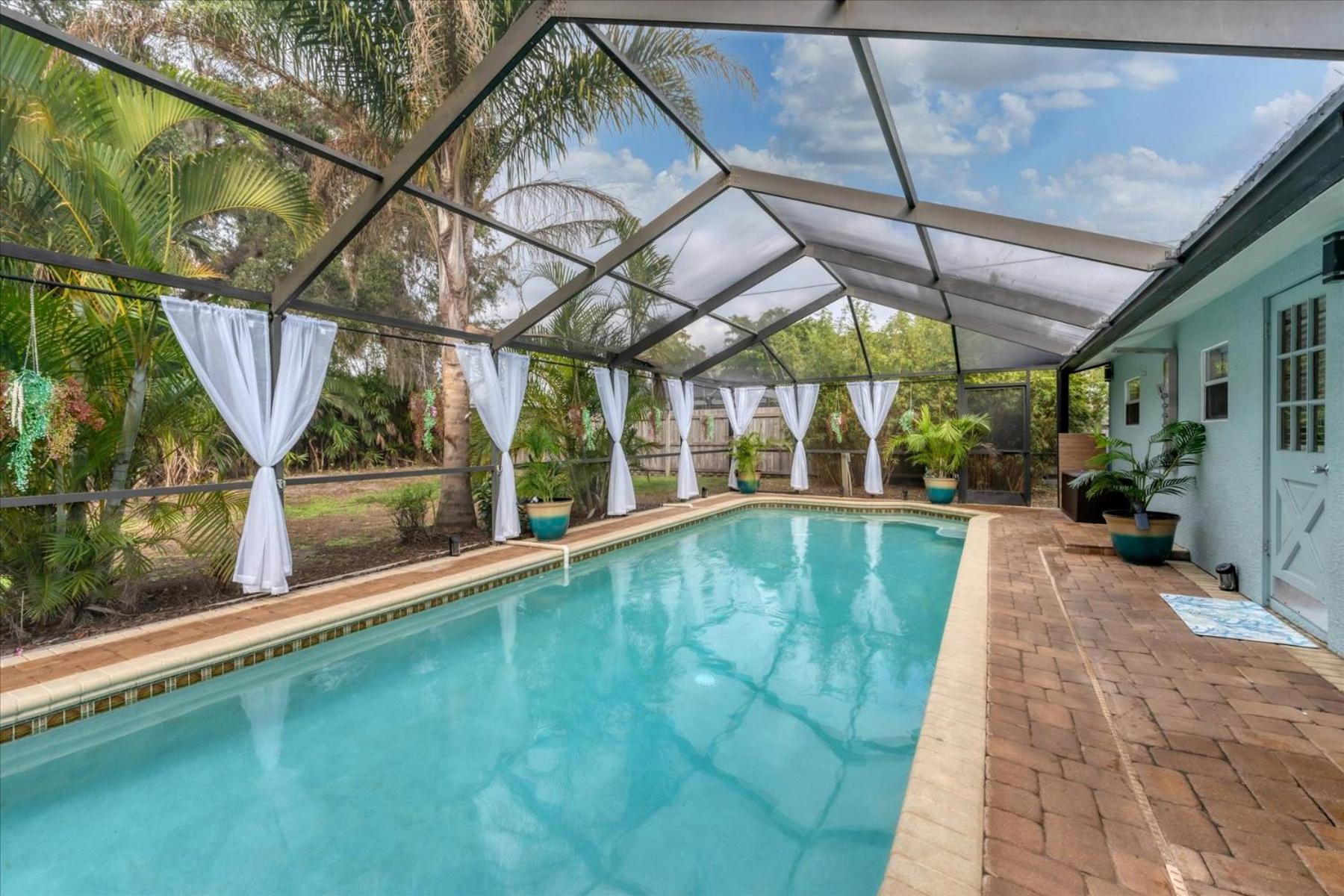 Beach Cottage with heated pool just off Siesta Key - Property Image 13