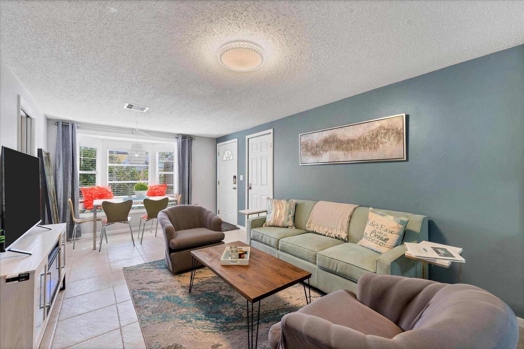 Beach Cottage with heated pool just off Siesta Key - Property Image 4