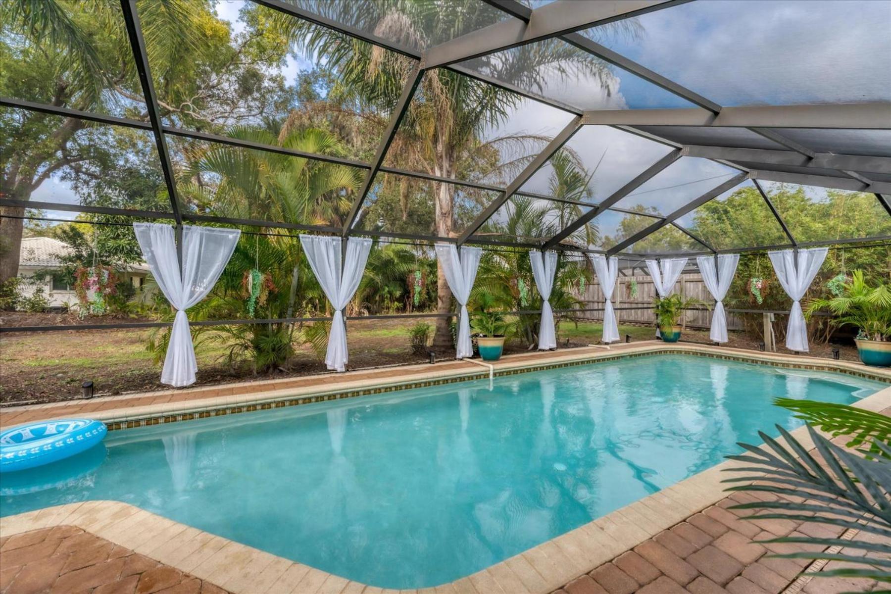 Beach Cottage with heated pool just off Siesta Key - Property Image 23