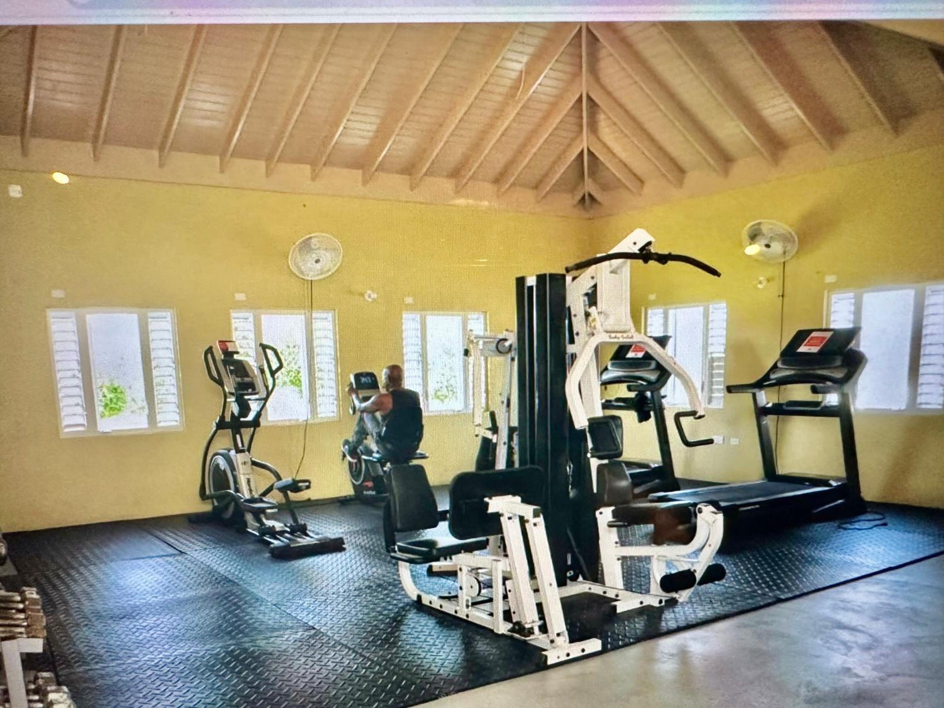 Dell's Exotic Haven, 2 bedrooms, 2 baths, pool, gym