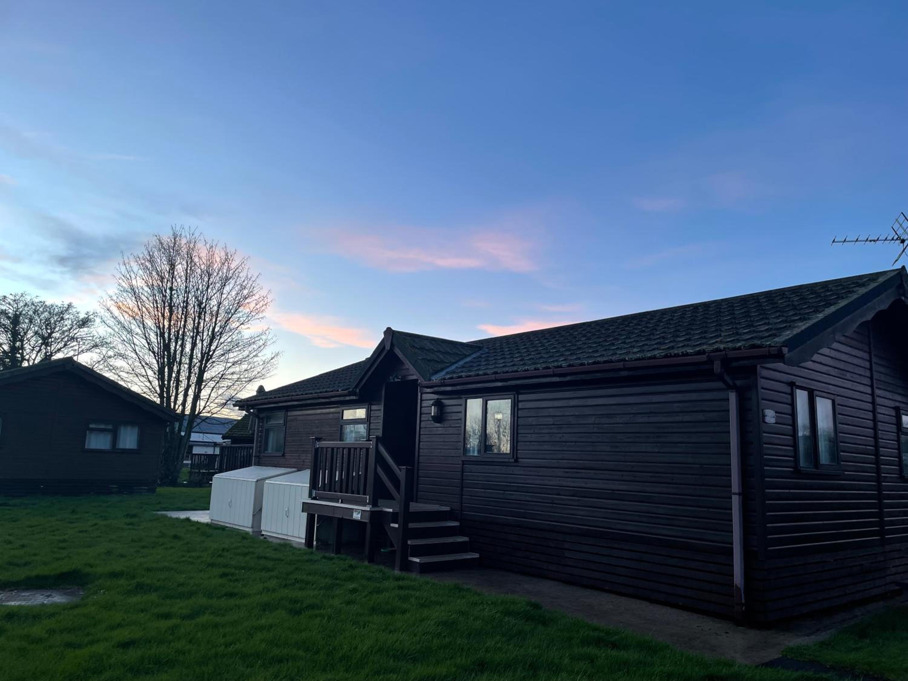 Cosy 3 Bed Lodge in Hoburne, Cotswolds view 3