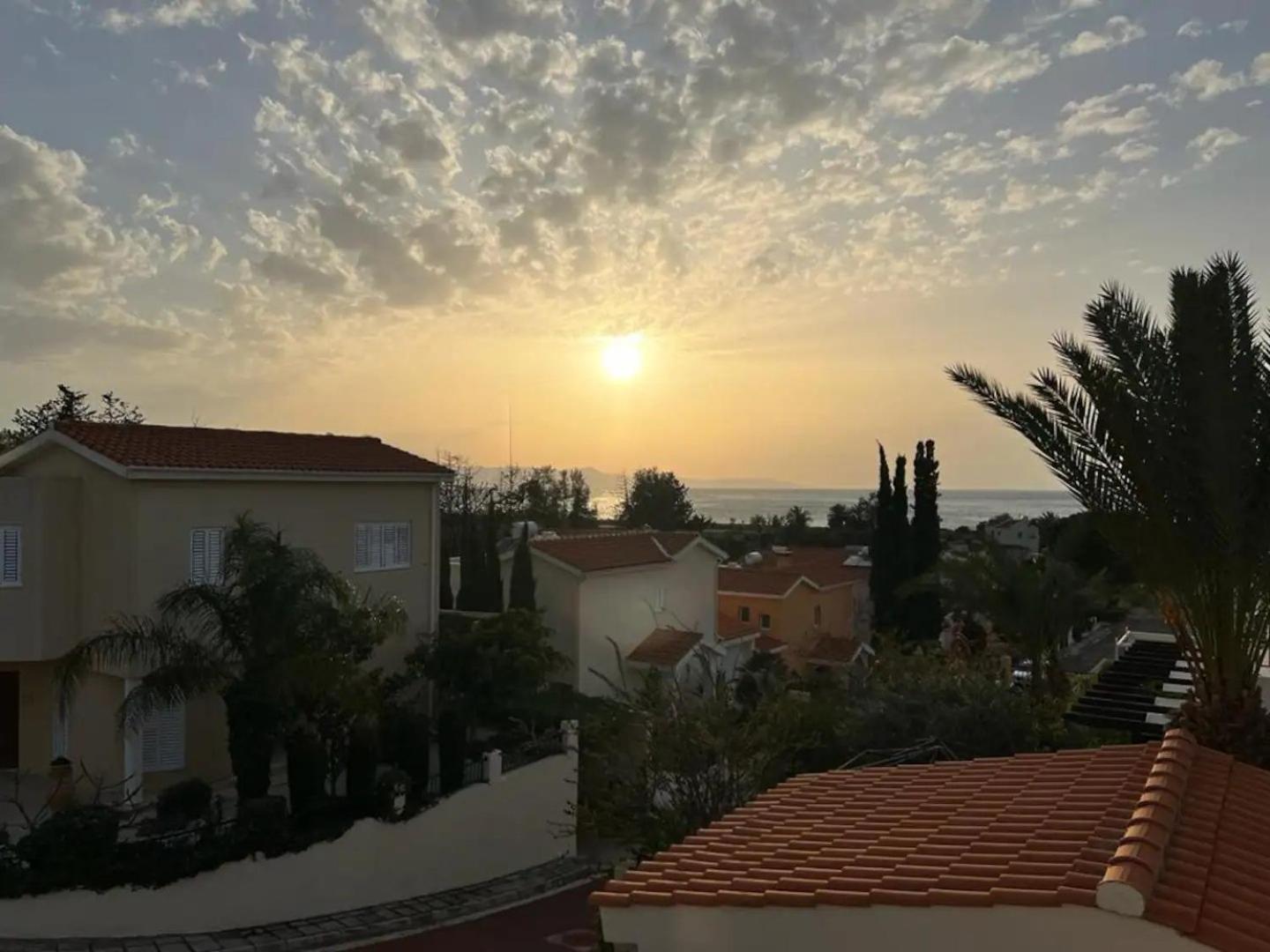 Fab Sea and Mountain View Villa, walking distance from the Sandy Beach