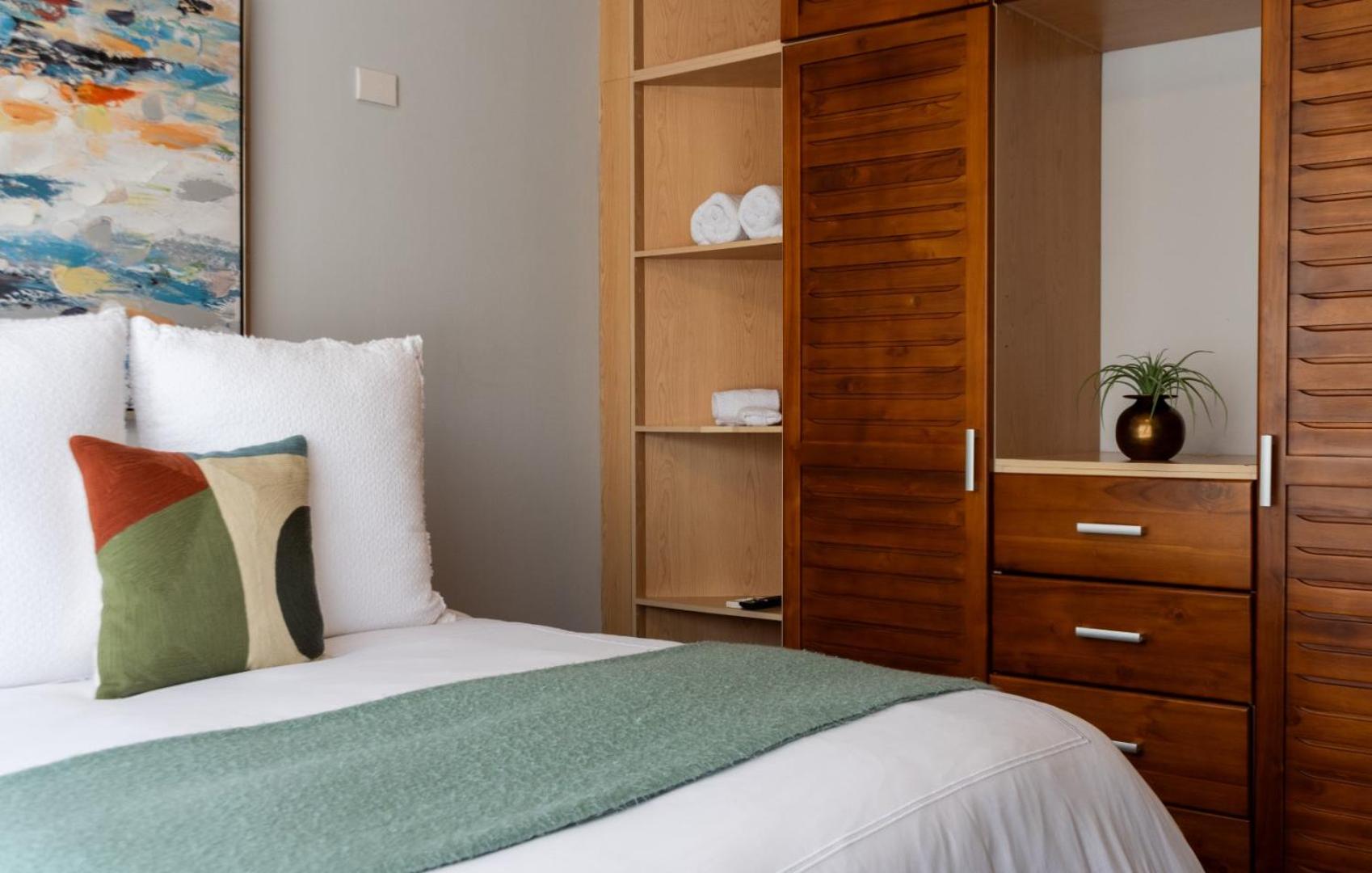 Family Condo Escape 2BR Gated Pool Jacuzzis Security Terrace 2km Walk Beach and Town