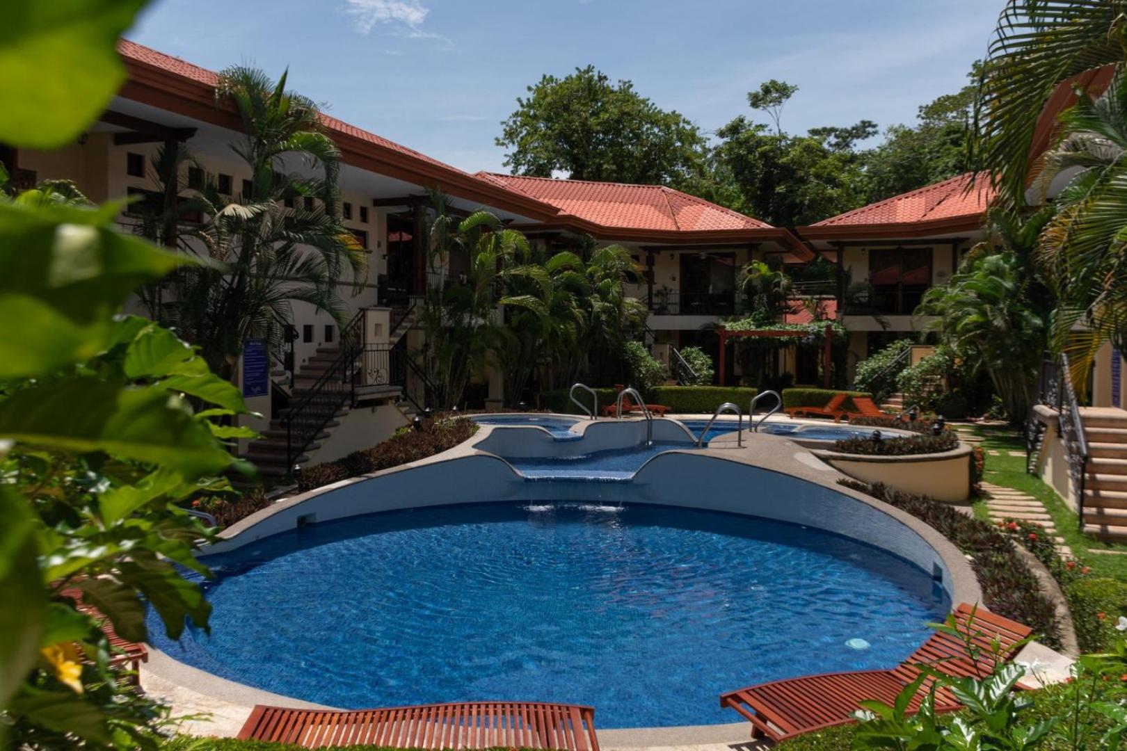 Family Condo Escape 2BR Gated Pool Jacuzzis Security Terrace 2km Walk Beach and Town