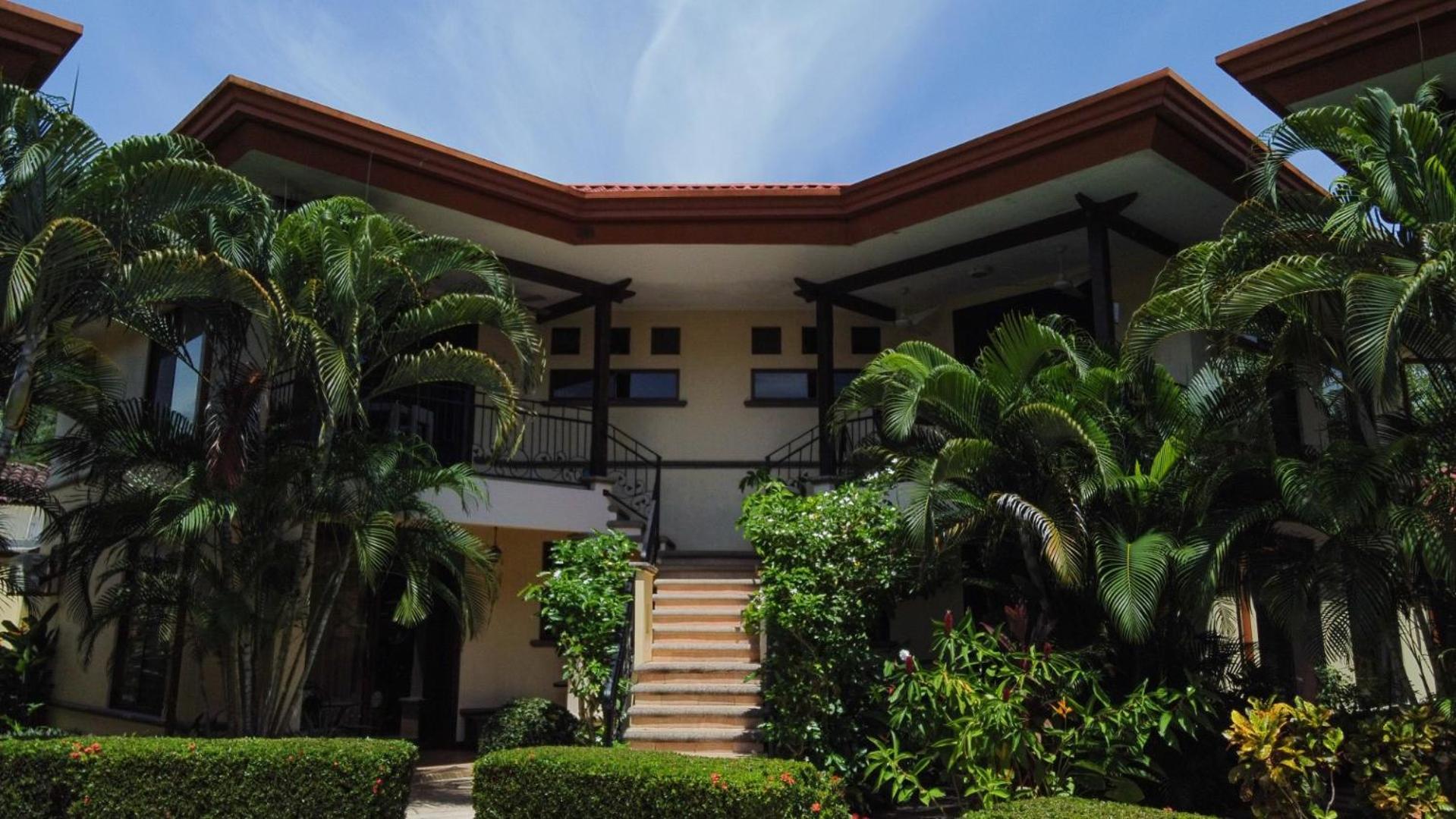 Family Condo Escape 2BR Gated Pool Jacuzzis Security Terrace 2km Walk Beach and Town