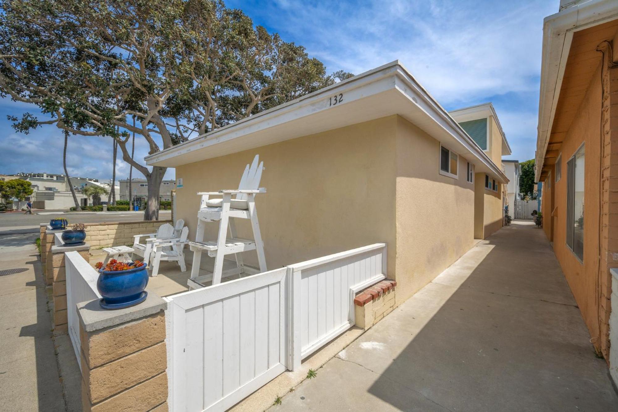 5 Bedroom 4 Bath Duplex with Parking on 46th St!