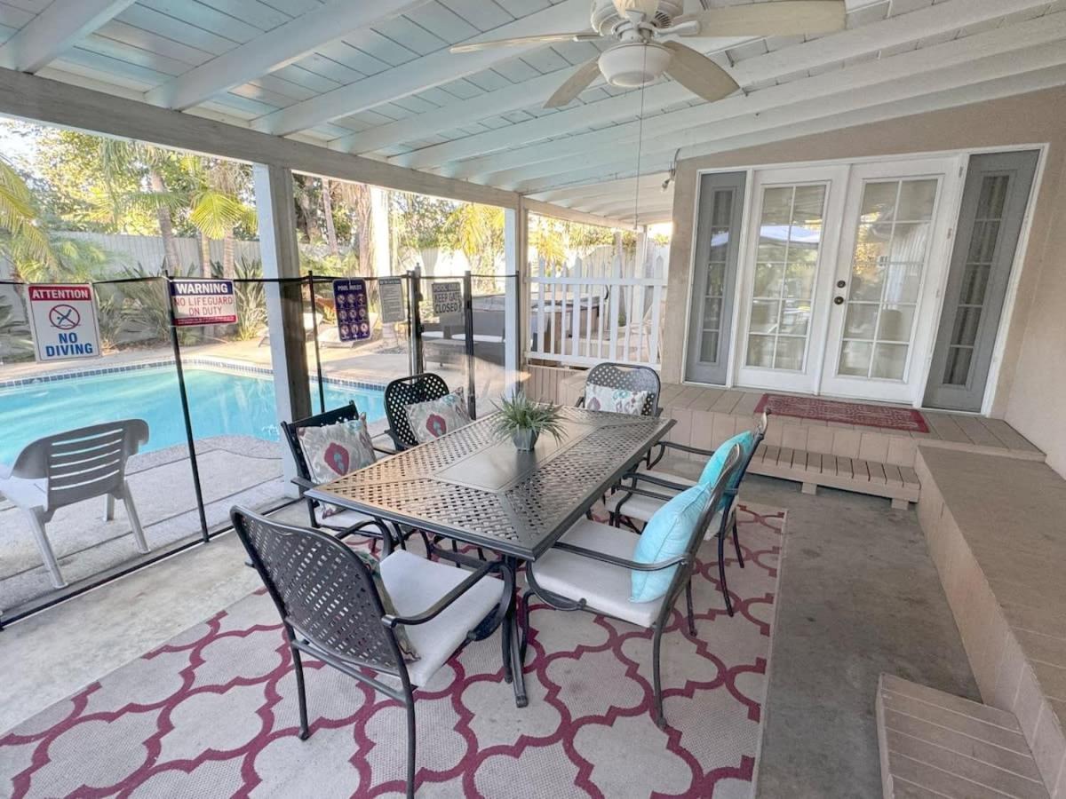 Hotel Palm Villa - 4 Bed 3.5 Bath Resort, Big Pool/spa! Clean! Walk To Disneyland!