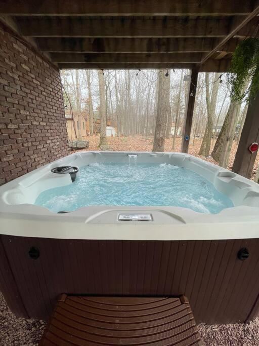 Poconos Chalet -Kayaks- HotTub-Karaoke-Lake view 2