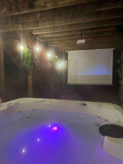 Poconos Chalet -Kayaks- HotTub-Karaoke-Lake view 3