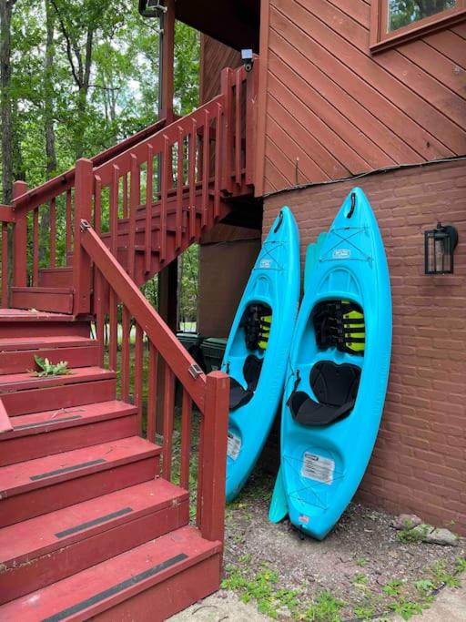 Poconos Chalet -Kayaks- HotTub-Karaoke-Lake view 4