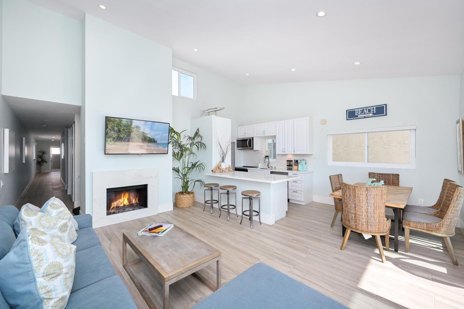 5 Bedroom duplex with Patio & Balcony walk to Pier view 2